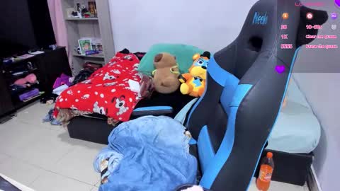 Snapshot of neeko_lol_ chatting on 12, 11, 2025 Geek Nicole im Neeko UwU online show from 12, 11, 2025