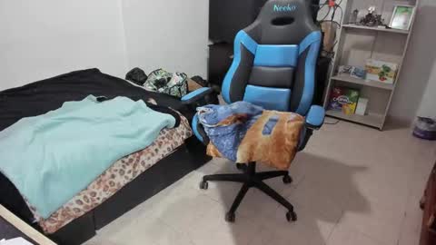 Snapshot of neeko_lol_ chatting on 5, 12, 2025 Geek Nicole im Neeko UwU online show from 5, 12, 2025