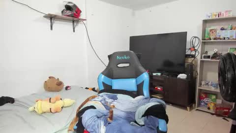 Snapshot of neeko_lol_ chatting on 12, 1, 2026 Geek Nicole im Neeko UwU online show from 12, 1, 2026