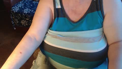 Snapshot of new_milf chatting on 4, 1, 2025 Lilly online show from 4, 1, 2025