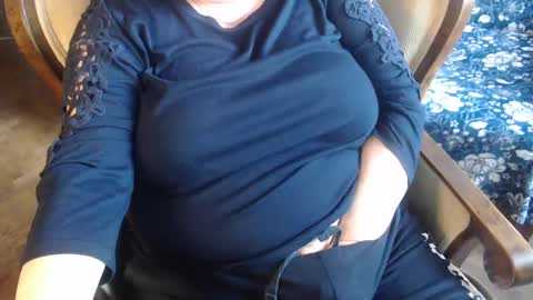 Snapshot of new_milf chatting on 6, 1, 2025 Lilly online show from 6, 1, 2025