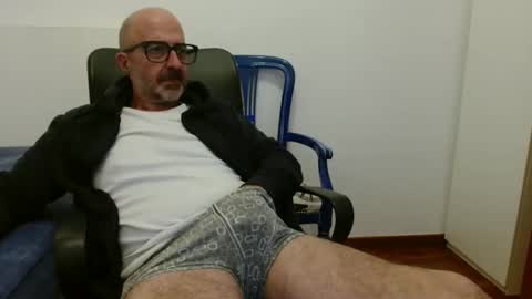 Snapshot of new_simi_74 chatting on 19, 10, 2025 simi online show from 19, 10, 2025