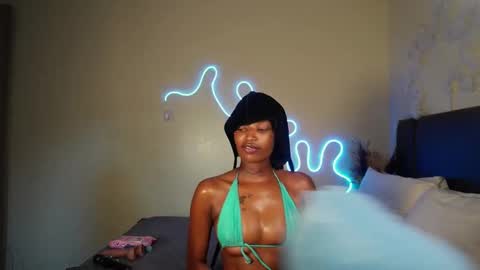 Snapshot of nia_bell chatting on 12, 2, 2025 kikiNiaAria online show from 12, 2, 2025