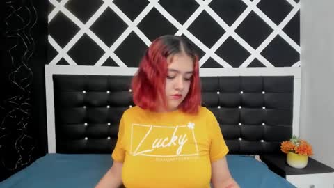 Estefani  online show from 13, 2, 2025