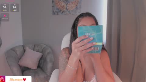 Snapshot of niaevans_x chatting on 5, 1, 2025 Nia online show from 5, 1, 2025