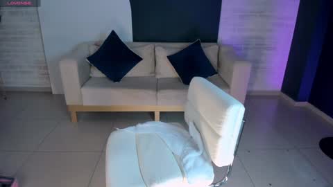Snapshot of niaholland chatting on 23, 12, 2024 SQUIRTER DOLL online show from 23, 12, 2024