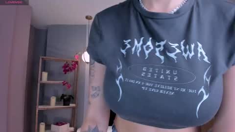 Snapshot of niaholland chatting on 12, 9, 2025 SQUIRTER DOLL online show from 12, 9, 2025