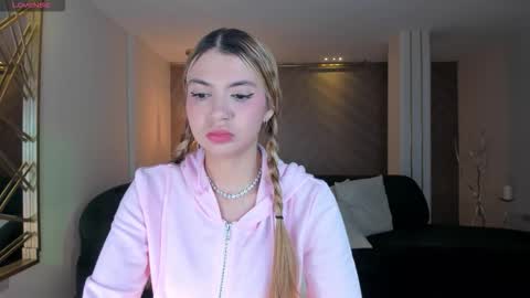 Snapshot of niaholland chatting on 8, 10, 2025 SQUIRTER DOLL online show from 8, 10, 2025