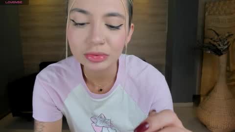 Snapshot of niaholland chatting on 23, 10, 2025 SQUIRTER DOLL online show from 23, 10, 2025