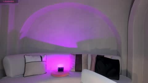 Snapshot of niaholland chatting on 24, 10, 2025 SQUIRTER DOLL online show from 24, 10, 2025