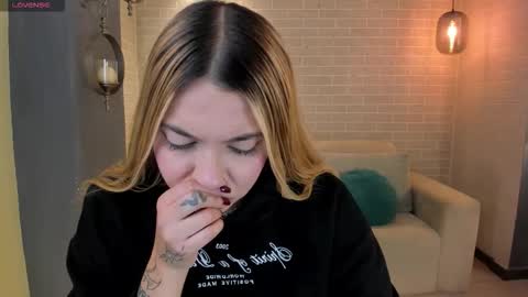 Snapshot of niaholland chatting on 26, 10, 2025 SQUIRTER DOLL online show from 26, 10, 2025