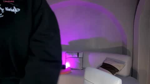 Snapshot of niaholland chatting on 27, 10, 2025 SQUIRTER DOLL online show from 27, 10, 2025