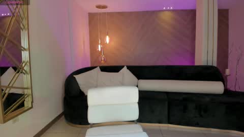 Snapshot of niaholland chatting on 31, 10, 2025 SQUIRTER DOLL online show from 31, 10, 2025