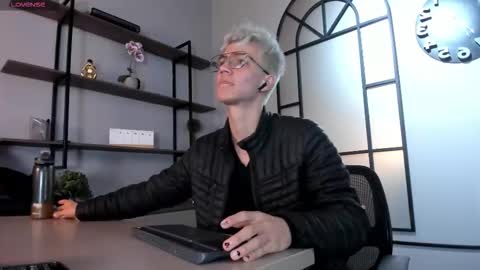 Snapshot of nick_torn chatting on 28, 11, 2025 Nick online show from 28, 11, 2025