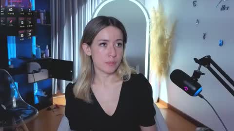 Snapshot of nickywindsor chatting on 23, 11, 2025 Nicky online show from 23, 11, 2025