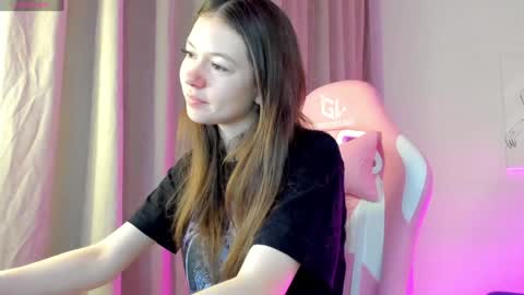 Snapshot of nicole_charm chatting on 7, 1, 2025 GMT7TueWedThSu 0300am-0900am. Sa 1000am-0400pm online show from 7, 1, 2025