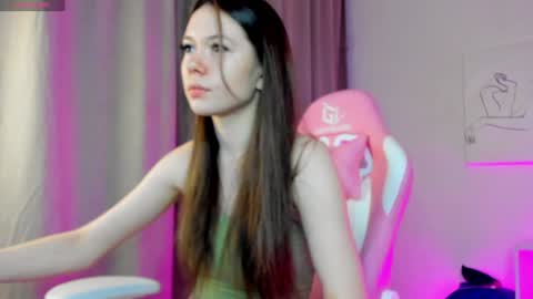 Snapshot of nicole_charm chatting on 5, 2, 2025 GMT7TueWedThSu 0300am-0900am. Sa 1000am-0400pm online show from 5, 2, 2025