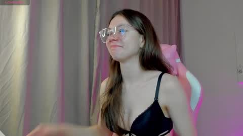 Snapshot of nicole_charm chatting on 17, 2, 2025 GMT7TueWedThSu 0300am-0900am. Sa 1000am-0400pm online show from 17, 2, 2025