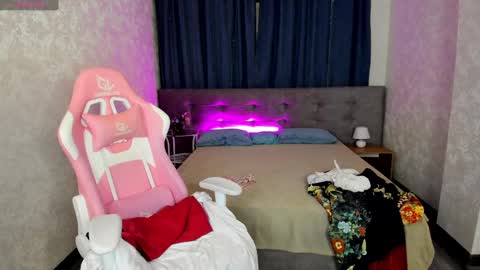 Snapshot of nicole_charm chatting on 20, 2, 2025 GMT7TueWedThSu 0300am-0900am. Sa 1000am-0400pm online show from 20, 2, 2025