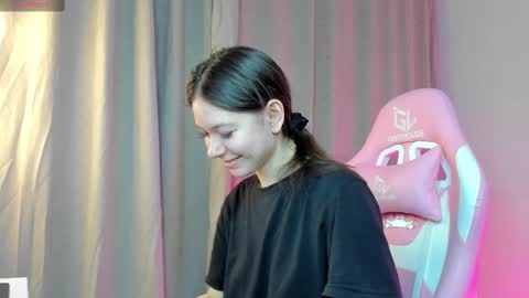 Snapshot of nicole_charm chatting on 1, 3, 2025 GMT7TueWedThSu 0300am-0900am. Sa 1000am-0400pm online show from 1, 3, 2025