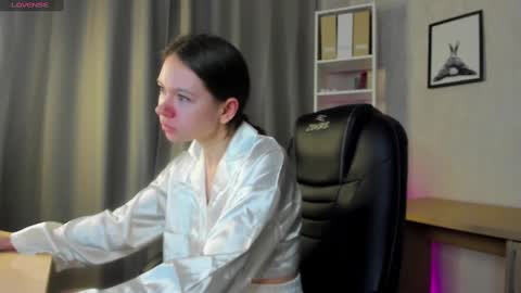 Snapshot of nicole_charm chatting on 5, 3, 2025 GMT7TueWedThSu 0300am-0900am. Sa 1000am-0400pm online show from 5, 3, 2025