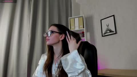 Snapshot of nicole_charm chatting on 6, 3, 2025 GMT7TueWedThSu 0300am-0900am. Sa 1000am-0400pm online show from 6, 3, 2025