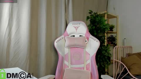 Snapshot of nicole_charm chatting on 6, 10, 2025 GMT7TueWedThSu 0300am-0900am. Sa 1000am-0400pm online show from 6, 10, 2025