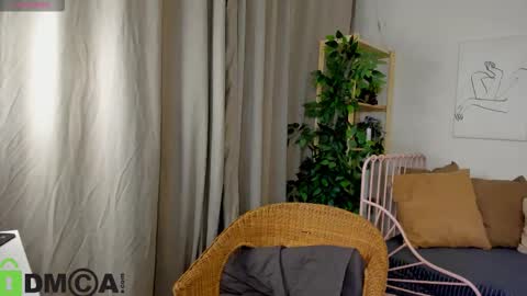 Snapshot of nicole_charm chatting on 16, 10, 2025 GMT7TueWedThSu 0300am-0900am. Sa 1000am-0400pm online show from 16, 10, 2025