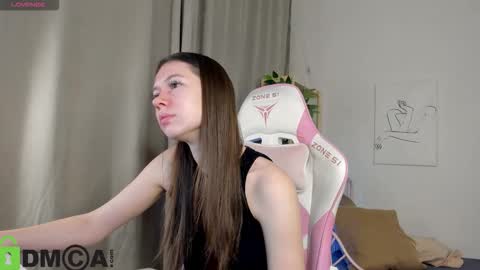 Snapshot of nicole_charm chatting on 20, 10, 2025 GMT7TueWedThSu 0300am-0900am. Sa 1000am-0400pm online show from 20, 10, 2025