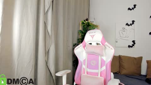 Snapshot of nicole_charm chatting on 29, 10, 2025 GMT7TueWedThSu 0300am-0900am. Sa 1000am-0400pm online show from 29, 10, 2025