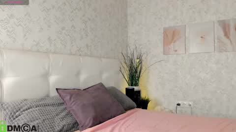 Snapshot of nicole_charm chatting on 5, 11, 2025 GMT7TueWedThSu 0300am-0900am. Sa 1000am-0400pm online show from 5, 11, 2025