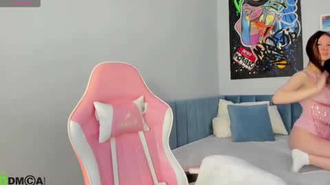 Snapshot of nicole_charm chatting on 26, 11, 2025 GMT7TueWedThSu 0300am-0900am. Sa 1000am-0400pm online show from 26, 11, 2025