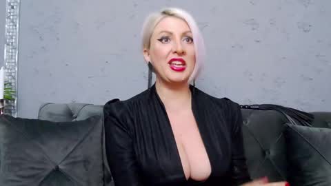 Snapshot of nicoledom chatting on 28, 2, 2025 Nicole Domme online show from 28, 2, 2025