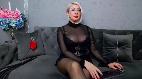 Nicole Domme online show from 24, 11, 2025