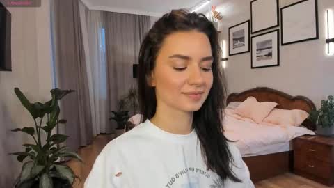 Snapshot of nicoleluuv chatting on 24, 10, 2025 Dua Lipa online show from 24, 10, 2025