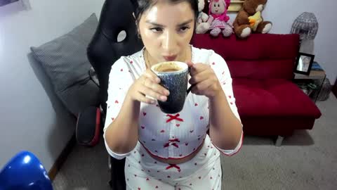 Nicolettcolin  online show from 1, 2, 2025