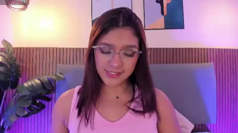 NICOLLE EVANS online show from 6, 7, 2026