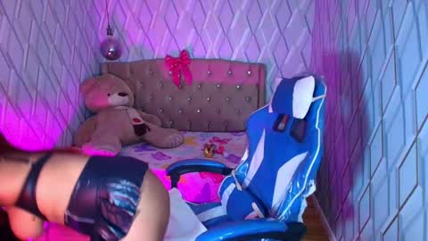 Nicolle Miley online show from 10, 1, 2026