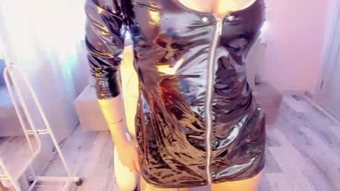 nikki_blondiee online show from 9, 1, 2025