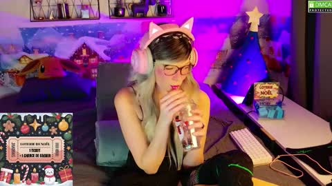 Snapshot of nikki_goldberg chatting on 17, 12, 2025 Kitty Chatte online show from 17, 12, 2025