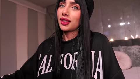 Snapshot of nina_mon chatting on 29, 11, 2025 Angie online show from 29, 11, 2025