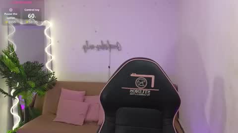 Snapshot of ninna_tay chatting on 2, 12, 2025 Ninnaaaa online show from 2, 12, 2025