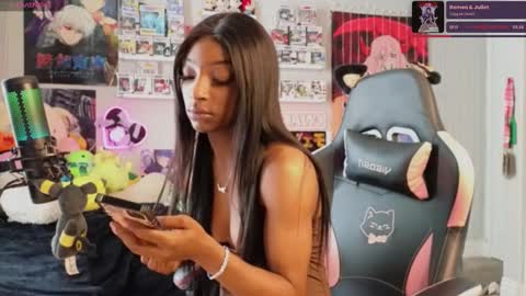 Snapshot of niviawolfe chatting on 5, 2, 2025 NIVIA WOLFE online show from 5, 2, 2025