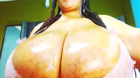 Snapshot of nombusoh880 chatting on 17, 10, 2025 THICKNTASYBBWZOEY18 online show from 17, 10, 2025