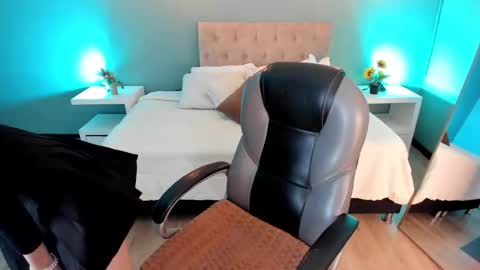 Snapshot of nora_vennucci chatting on 11, 11, 2025 Nora online show from 11, 11, 2025