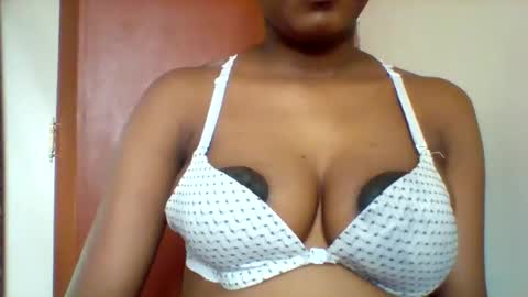 Snapshot of nubian_queen1033 chatting on 9, 9, 2025 happie online show from 9, 9, 2025