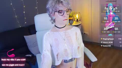 Snapshot of obedientt_ chatting on 4, 3, 2025 Moonlight online show from 4, 3, 2025