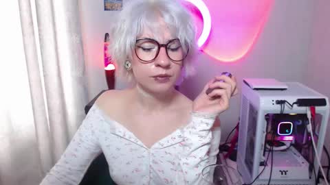 Snapshot of obedientt_ chatting on 5, 10, 2025 Moonlight online show from 5, 10, 2025