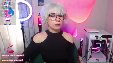 Snapshot of obedientt_ chatting on 6, 10, 2025 Moonlight online show from 6, 10, 2025