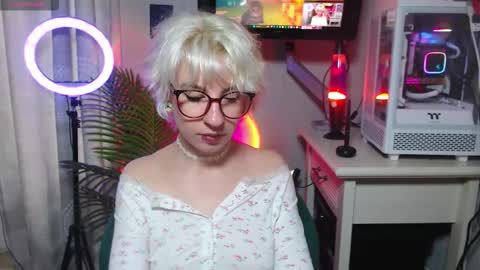 Snapshot of obedientt_ chatting on 14, 10, 2025 Moonlight online show from 14, 10, 2025